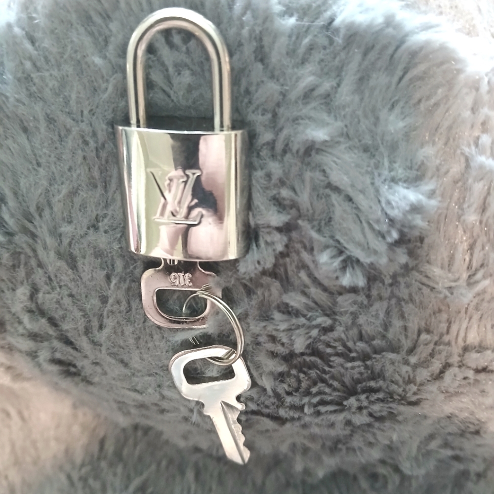RARE Louis Vuitton Silver Lock & Key W/Lovelu Silver Chain  #315